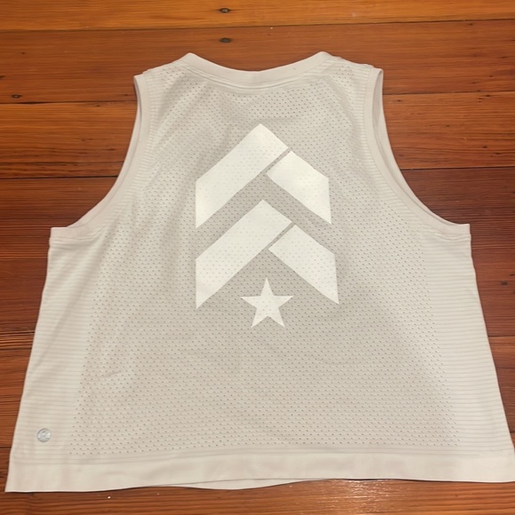 Lulu / Barry’s Crop Tank - Picture 2 of 2